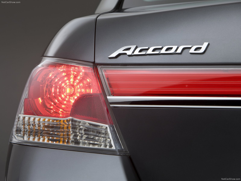 Illustration for article titled Pics Aplenty: Honda releases boatlode of Accord SE Sedan images